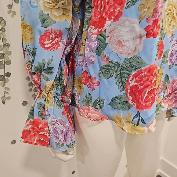 Divine Heritage Revolve S Floral Blouse 100% Silk in Sky - Picture 4 of 12